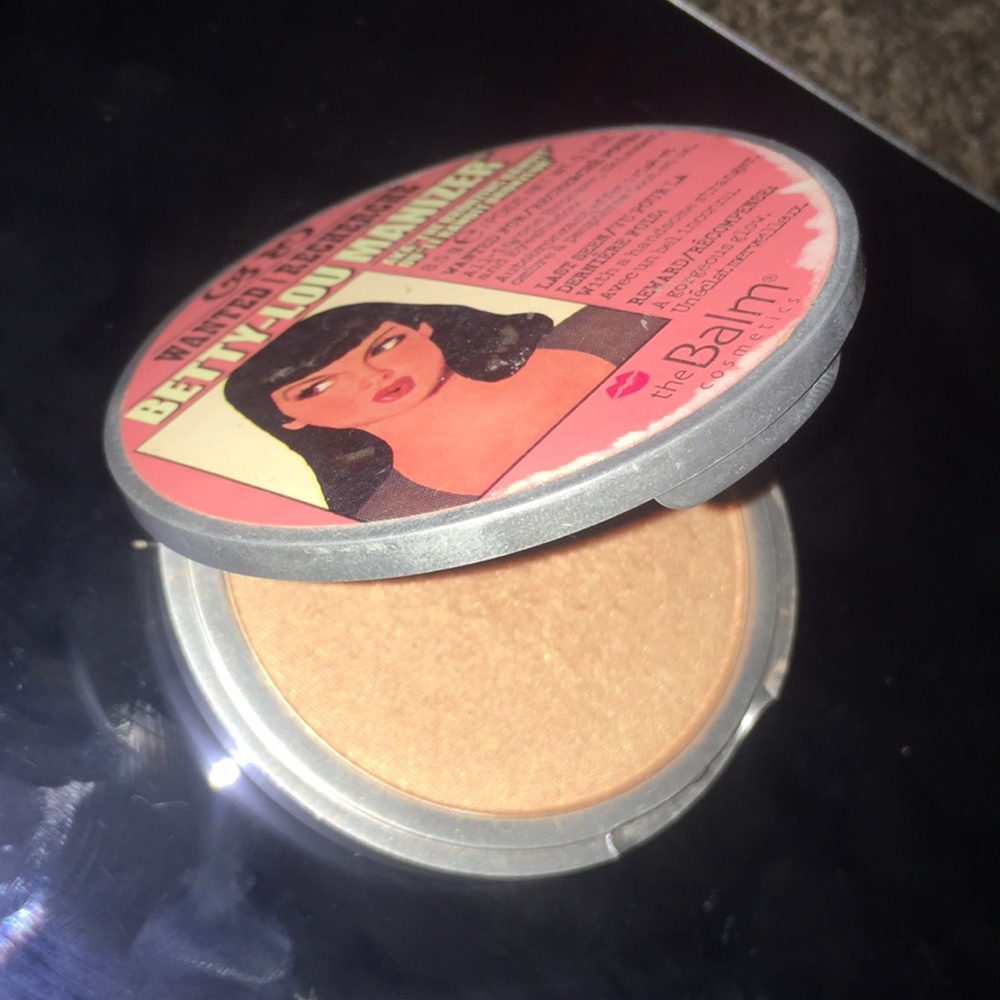 Betty Lou manizer bronzer the balm glow